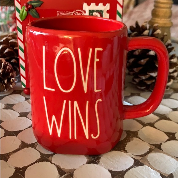 š„SALE! Rae Dunn āLove Winsā Mug
